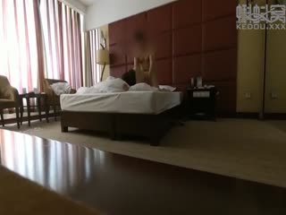 风景旅游区认识的大学兼职导游美女给了1000元带到酒店啪啪,妹子不仅漂亮还很耐操,都快累趴下了!