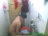 某酒店服务员下班洗澡被偷拍